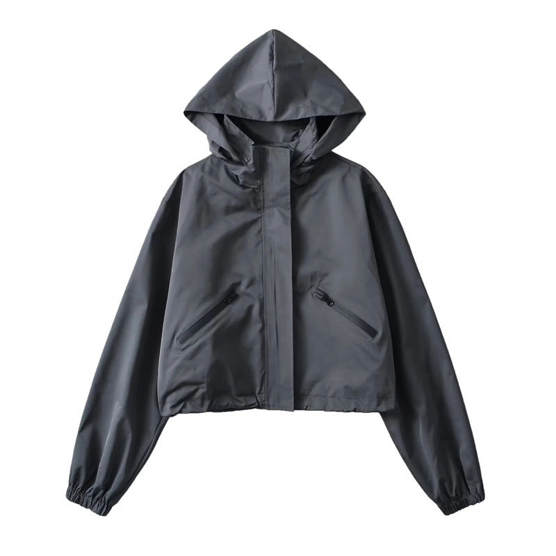 Damen Cropped Regenjacke mit Kapuze, wasserabweisender Tech‑Qualität und schrägen Reißverschlusstaschen Nord Taschen