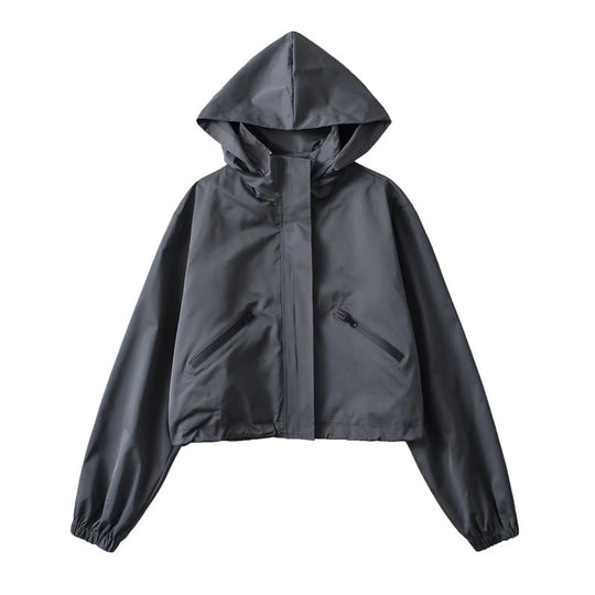 Damen Cropped Regenjacke mit Kapuze, wasserabweisender Tech‑Qualität und schrägen Reißverschlusstaschen Nord Taschen
