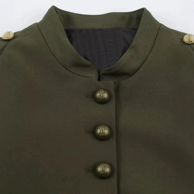 Damen Kurzjacke im Militärlook mit Stehkragen, goldenen Epauletten und dekorativen Zierknöpfen Nord Taschen