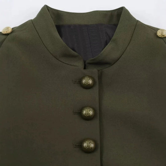 Damen Kurzjacke im Militärlook mit Stehkragen, goldenen Epauletten und dekorativen Zierknöpfen Nord Taschen