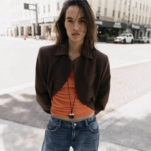 Damen Kurzer taillierter Blazer mit verdeckter Knopfleiste und geschwungenem Saum Nord Taschen