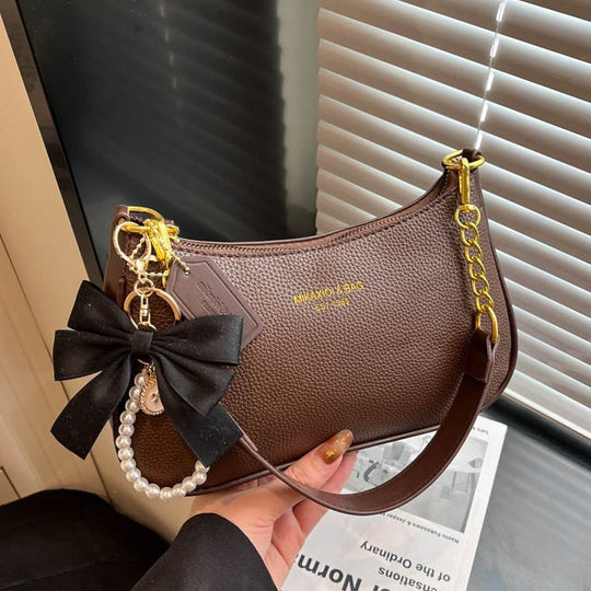 Damen Hobo-Umhängetasche mit verspieltem Anhänger und eleganter Struktur Nord Taschen