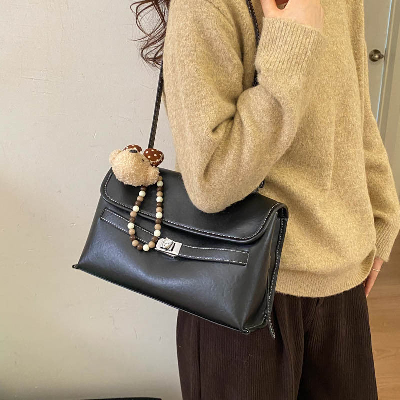 Damen elegante Schultertasche aus hochwertigem Kunstleder mit charmantem Anhänger Nord Taschen