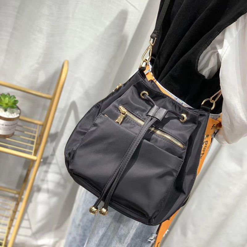 Damen Crossover-Tasche mit eleganter Camouflage-Oberfläche und praktischen Fächern Nord Taschen