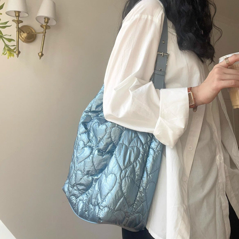 Damen Hobo-Tasche mit glänzender Oberfläche und herzförmigem Steppmuster Nord Taschen
