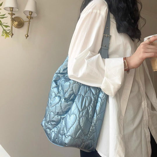Damen Hobo-Tasche mit glänzender Oberfläche und herzförmigem Steppmuster Nord Taschen