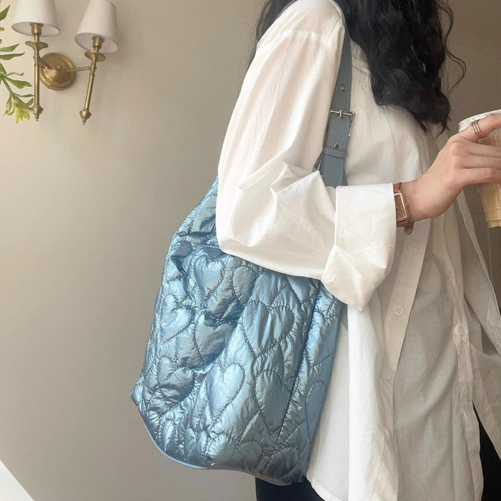 Damen Hobo-Tasche mit glänzender Oberfläche und herzförmigem Steppmuster Nord Taschen