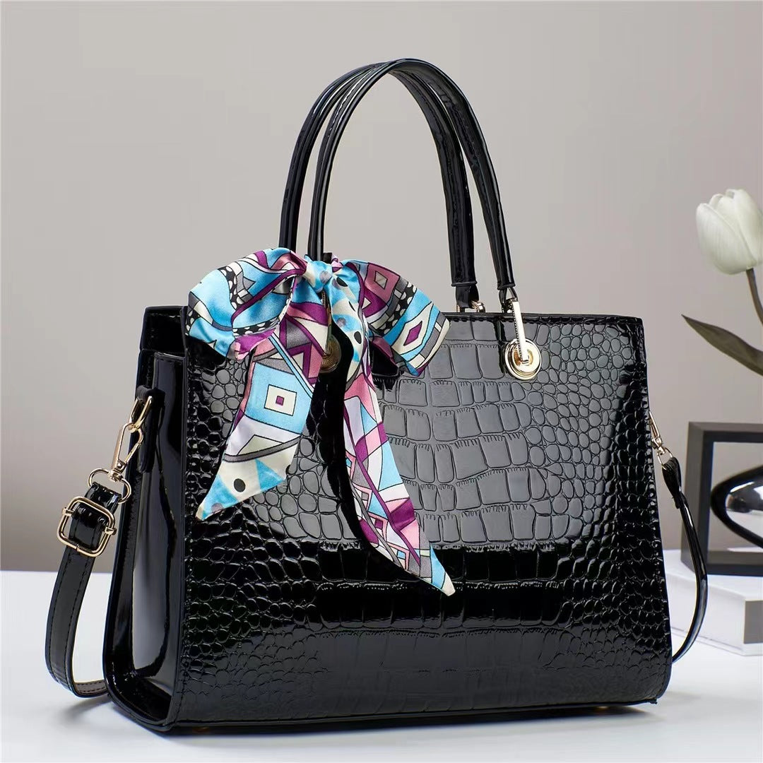 Damen elegante Handtasche mit prominenter Schlangenleder-Prägung und modischem Schal Nord Taschen