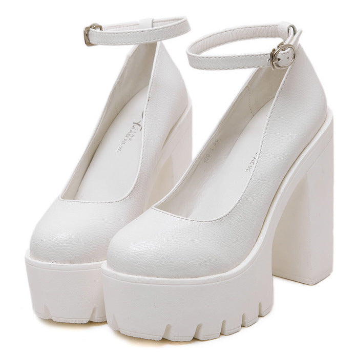 Damen Plateau-Pumps mit eleganter Doppelriemenführung und rutschfester Sohle