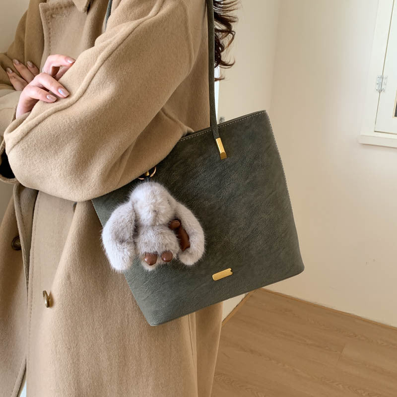 Damen Shopper-Tasche mit weichem Kunstleder und charmantem Plüschanhänger Nord Taschen