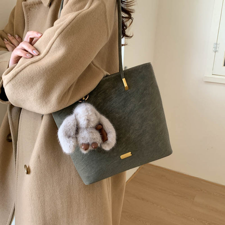 Damen modische Schultertasche aus hochwertigem Kunstleder mit verspieltem Plüschanhänger Nord Taschen