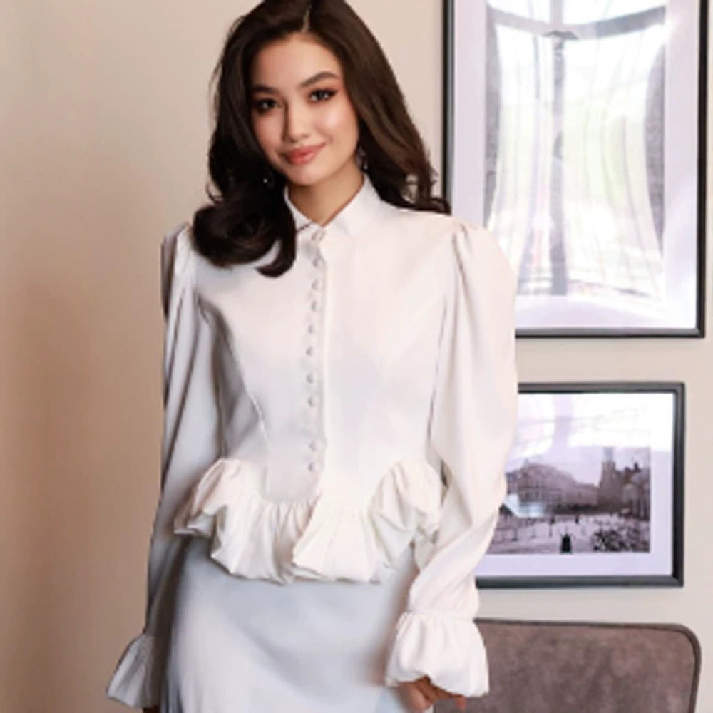 Damen Taillierte Peplum-Bluse mit Stehkragen, bezogener Knopfleiste und Puffärmeln Nord Taschen