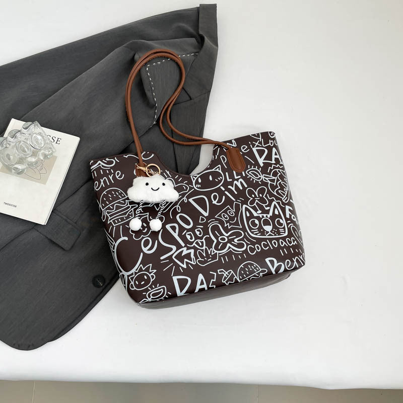 Damen modische Beuteltasche mit verspieltem Anhänger Nord Taschen