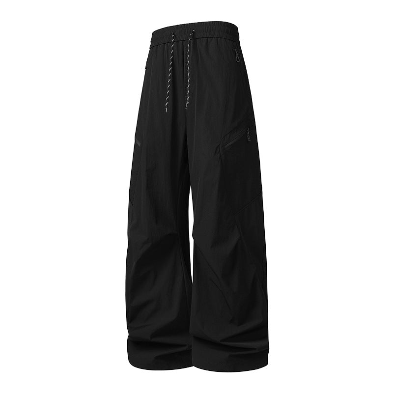 Herren Oversize-Utility-Cargo-Hose aus leichtem Nylon mit elastischem Kordbund, seitlichen Reißverschlusstaschen & weiter Ballon-Silhouette Nord Taschen