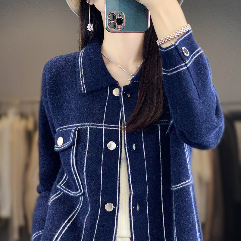 Damen Oversize-Strickjacke im Jeansjacken‑Look mit kontrastierenden Nahtdetails und Brusttasche Nord Taschen