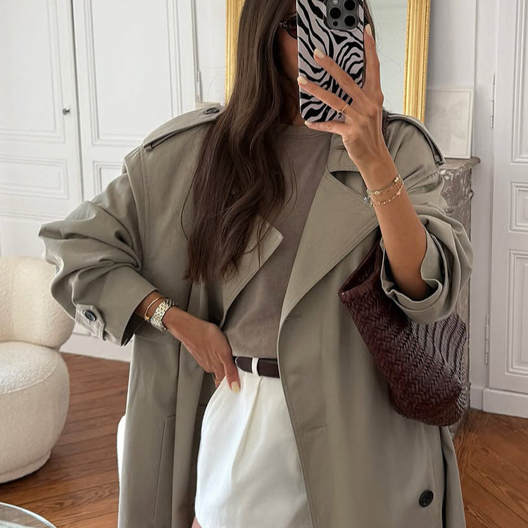 Damen Oversize Trenchcoat aus leichtem Gabardine mit Schulterklappen und Wasserfallkragen Nord Taschen