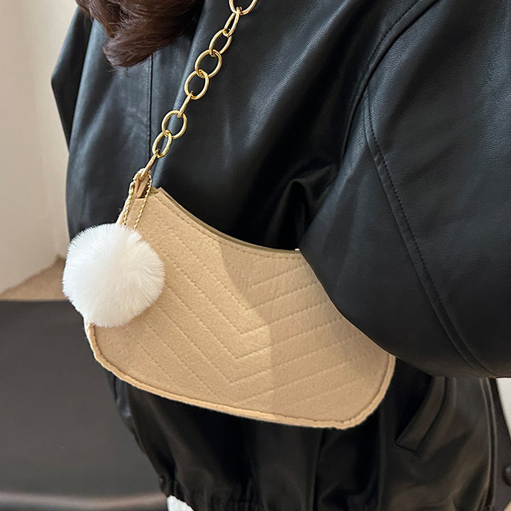 Damen Umhängetasche mit strukturiertem Chevron-Muster und abnehmbarem Plüschanhänger Nord Taschen