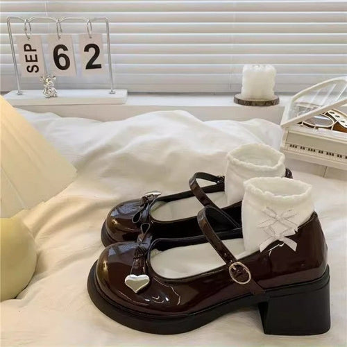 Damen Süße Mary Jane Schuhe mit herzförmigem Detail und dekorativem Rüschensocke