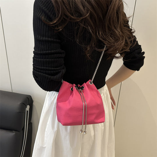 Damen Handtasche mit elegantem Kordelzug und detaillierter Schlangenprägung Nord Taschen