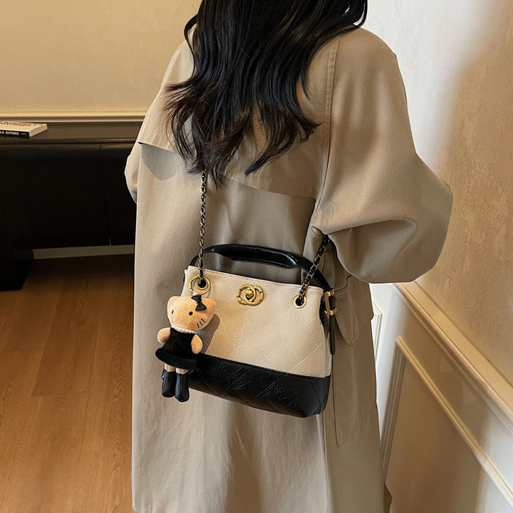 Damen modische Handtasche mit strukturiertem Design und süßem Anhänger Nord Taschen
