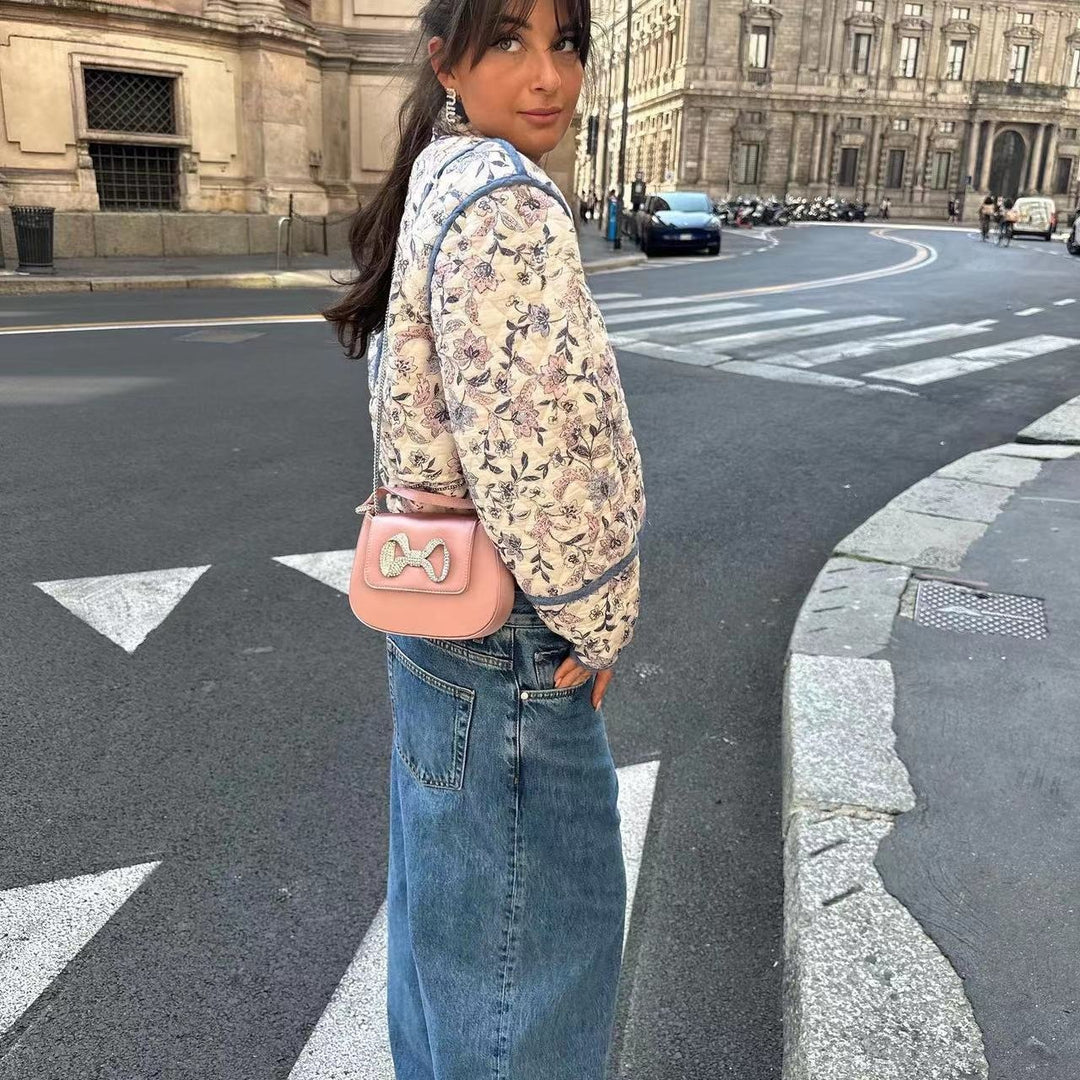 Damen Kurz geschnittene gesteppte Blousonjacke mit floraler Stickerei und Kontrastpaspel Nord Taschen