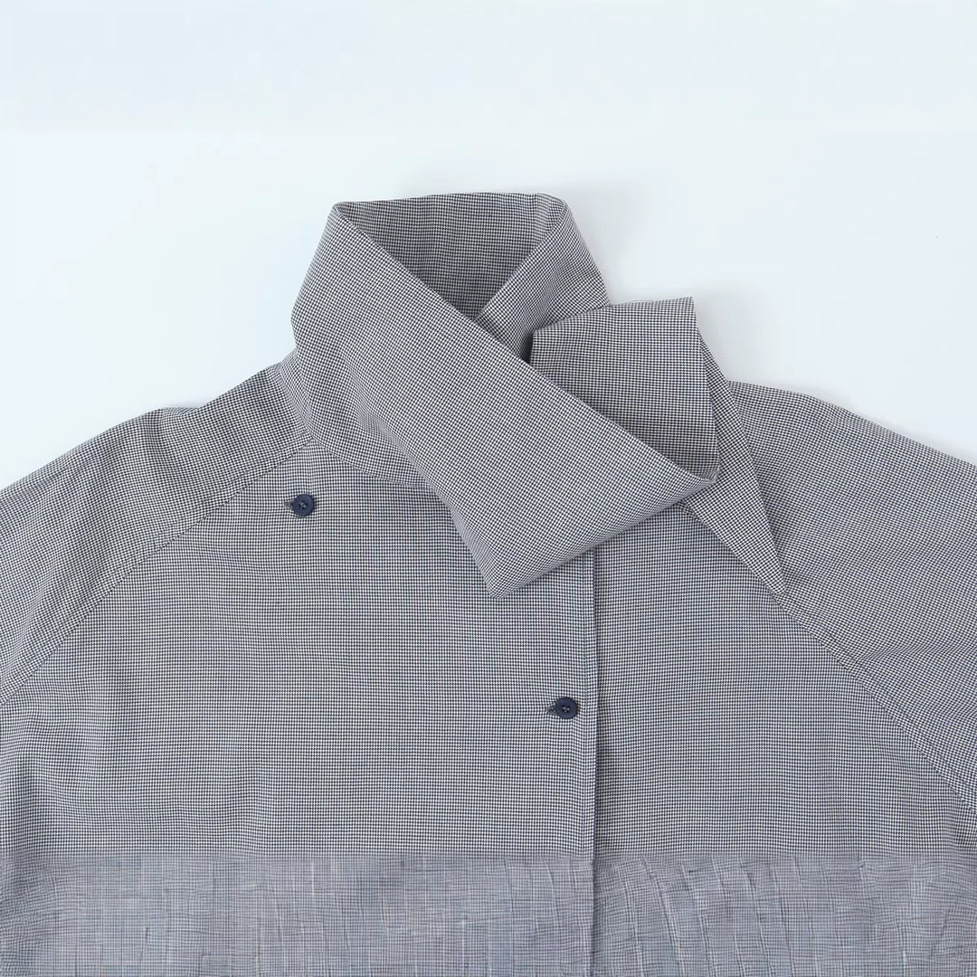 Damen Oversize-Bluse mit hohem Schalkragen und asymmetrischer Knopfleiste Nord Taschen