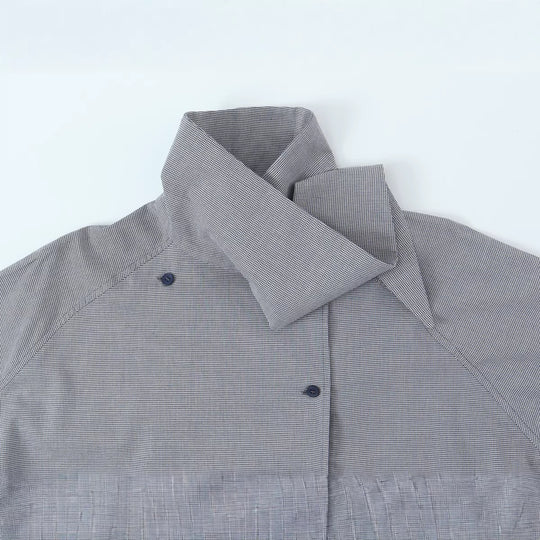 Damen Oversize-Bluse mit hohem Schalkragen und asymmetrischer Knopfleiste Nord Taschen