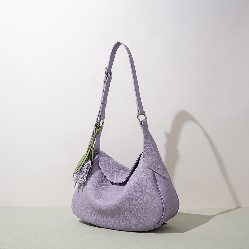 Damen Hobo-Tasche aus hochwertigem Leder mit verspieltem Blumenanhänger Nord Taschen