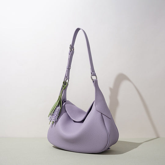 Damen Hobo-Tasche aus hochwertigem Leder mit verspieltem Blumenanhänger Nord Taschen