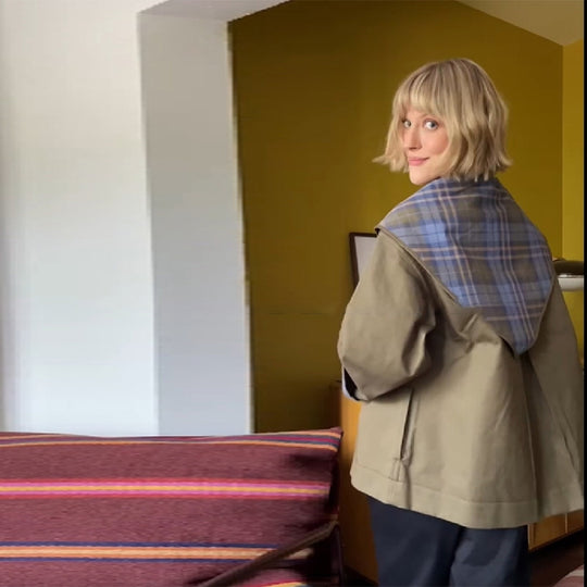 Damen Kurzjacke mit Karo-Kragen, Bindeschal und Monogramm-Tasche Nord Taschen