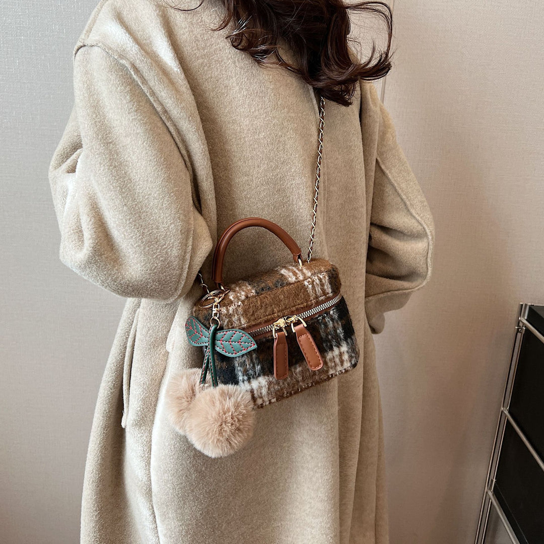 Damen stylische Handtasche mit einzigartigem pelzigen Anhänger Nord Taschen