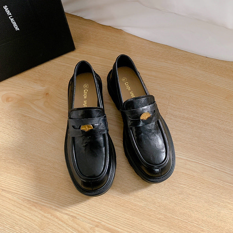 Damen Chunky Pennyloafer mit profilierter Plateau‑Lug‑Sohle und goldener Zierapplikation Nord Taschen