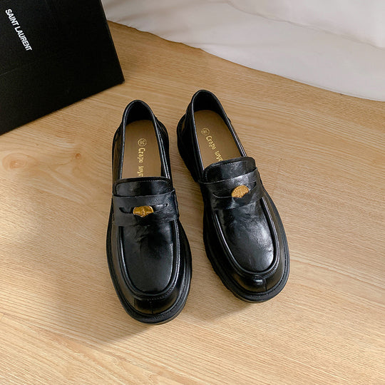 Damen Chunky Pennyloafer mit profilierter Plateau‑Lug‑Sohle und goldener Zierapplikation Nord Taschen