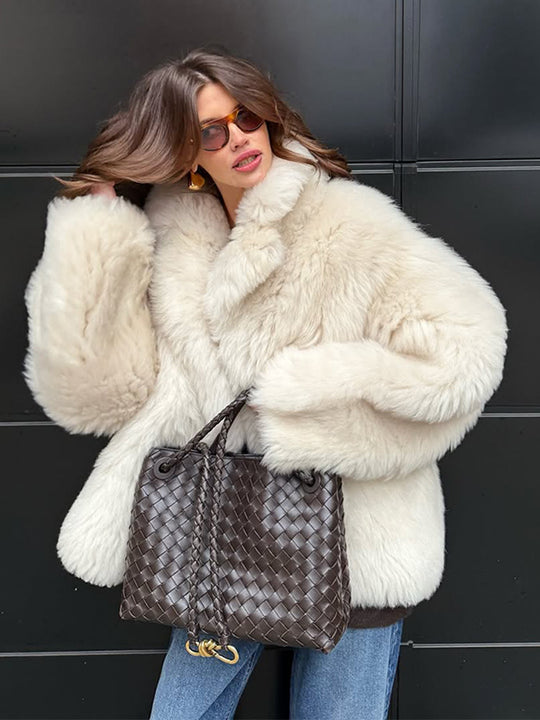 Damen Kurzmantel aus voluminösem Faux‑Fur mit gerundetem Schalkragen und kastiger Silhouette Nord Taschen