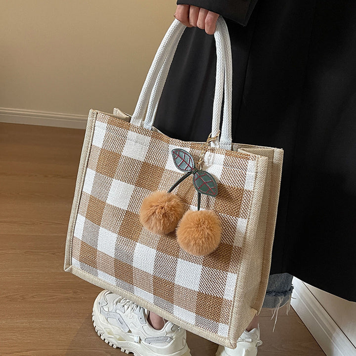 Damen Jute Tragetasche mit stilvollem Karomuster und verspieltem Pompon Nord Taschen
