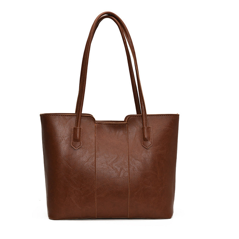 Damen Tasche mit eleganter Struktur und verspieltem Anhänger Nord Taschen