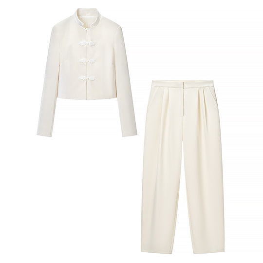 Damen Zweiteiliges Ensemble aus Kurzjacke mit Stehkragen und Froschverschlüssen und hochtaillierter Plissee-Hose Nord Taschen