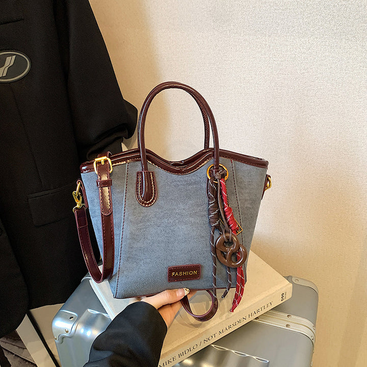 Damen modische Handtasche im eleganten Design mit verspieltem Anhänger Nord Taschen