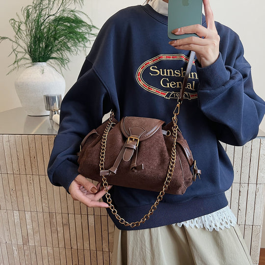 Damen Schultertasche aus hochwertigem Veloursleder mit dekorativen Kettenakzenten Nord Taschen