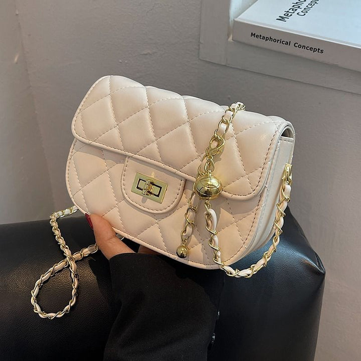 Hochwertige kleine Handtasche für Damen, neue trendige Modetasche mit strukturierter, gesteppter Kette als Umhängetasche | Nord Taschen