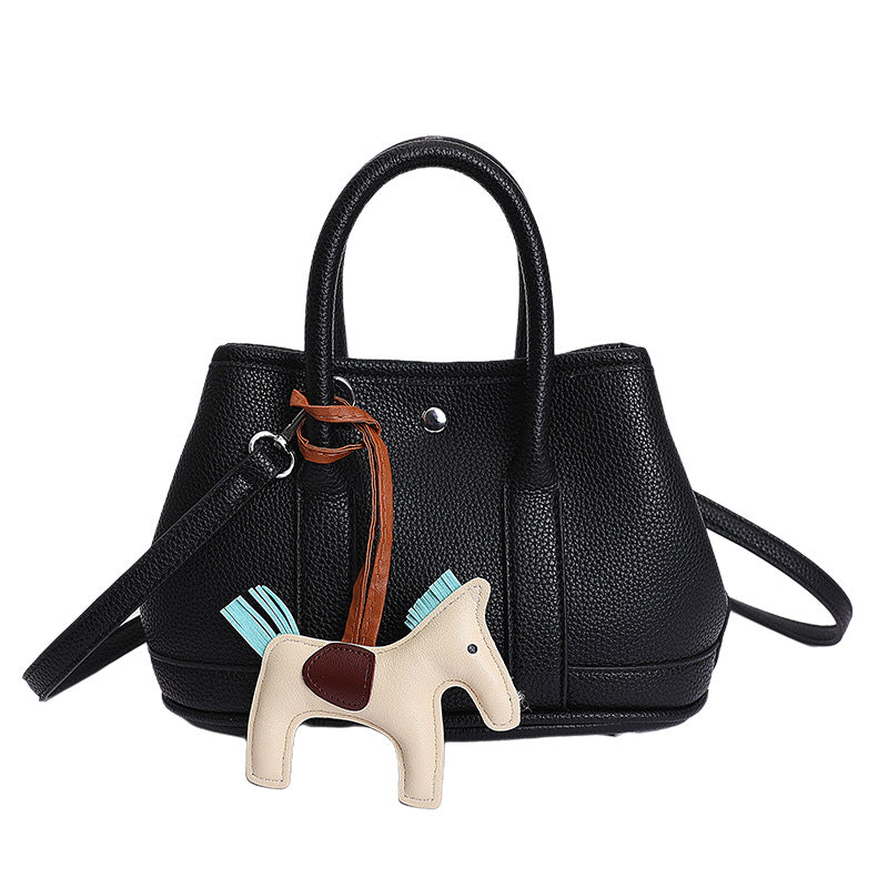 Damen Handtasche mit elegantem Design und verspieltem Anhänger Nord Taschen