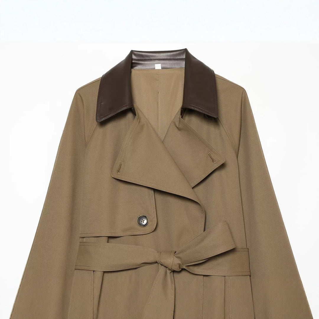 Damen kurz geschnittener Trenchcoat mit kontrastierendem Lederkragen und Taillengürtel Nord Taschen