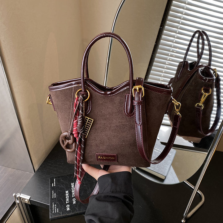 Damen Handtasche aus weichem Wildleder mit dekorativen Anhängern Nord Taschen