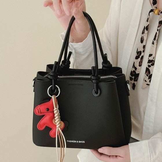 Damen Umhängetasche mit charmantem Tieranhänger Nord Taschen