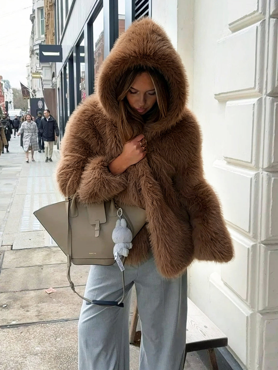 Damen Kapuzen‑Kunstpelz‑Kurzjacke mit dichtem Hochflor und Oversize‑Silhouette Nord Taschen