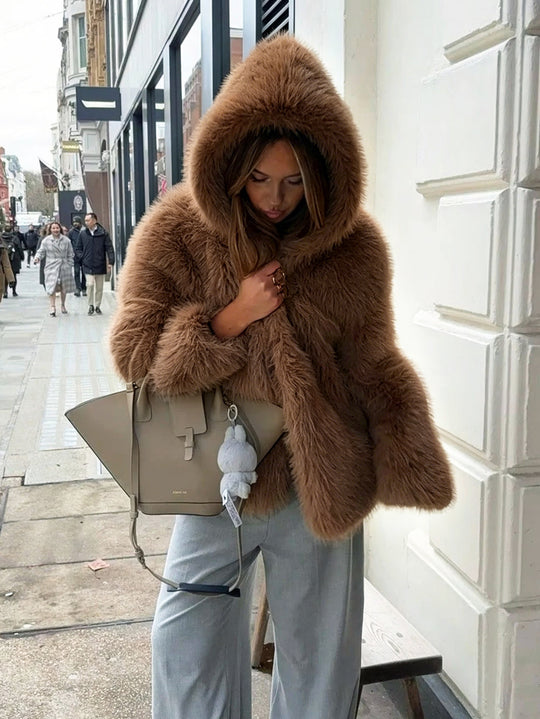 Damen Kapuzen‑Kunstpelz‑Kurzjacke mit dichtem Hochflor und Oversize‑Silhouette Nord Taschen