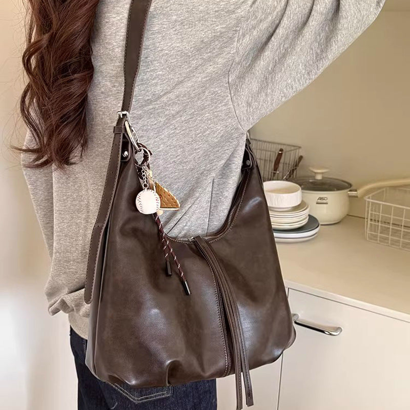 Damen Hobo-Tasche aus geschmeidigem Kunstleder mit flexiblem Tragegriff Nord Taschen