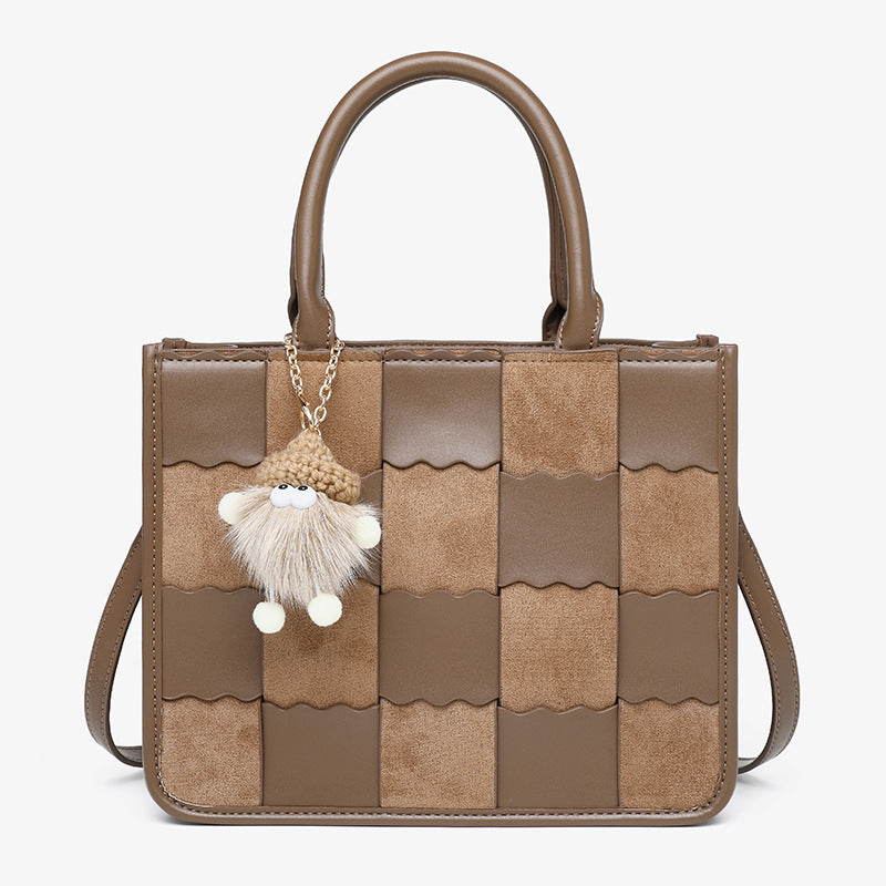 Damen Umhängetasche mit kreativem Patchwork-Design und verspieltem Anhänger Nord Taschen