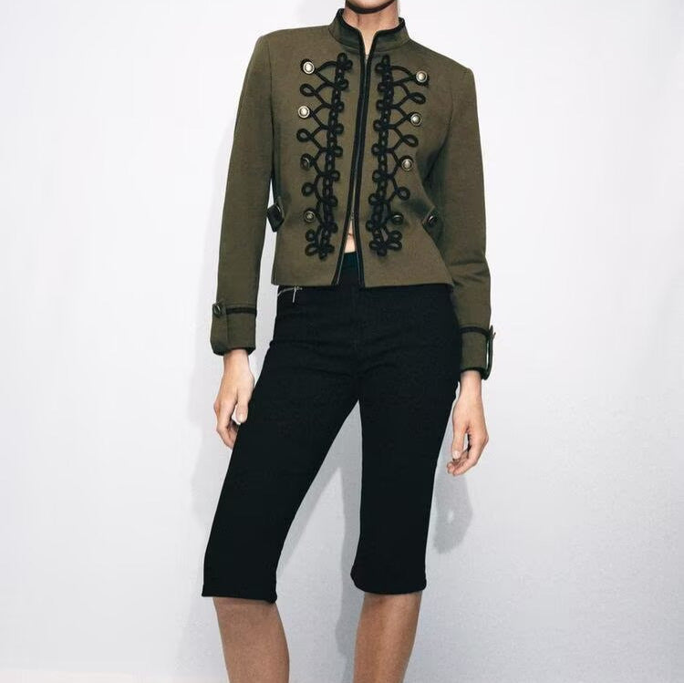 Damen Kurzjacke im Militärstil mit Stehkragen und dekorativer Kordierung Nord Taschen