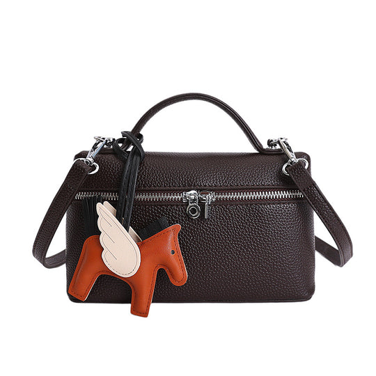 Damen hochwertige Handtasche mit strukturiertem Design und verspieltem Anhänger Nord Taschen